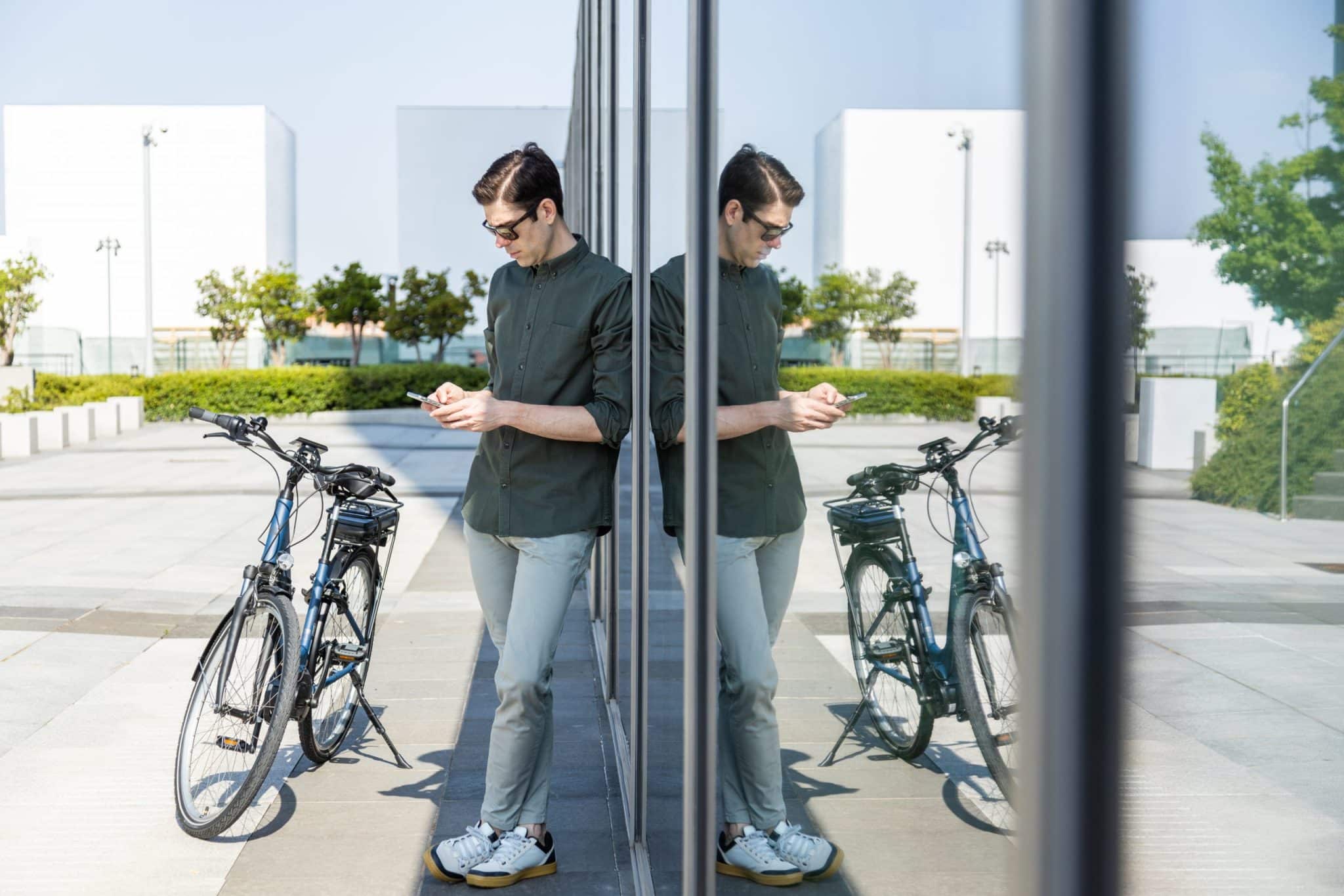Geschäftsmann mit E-Bike